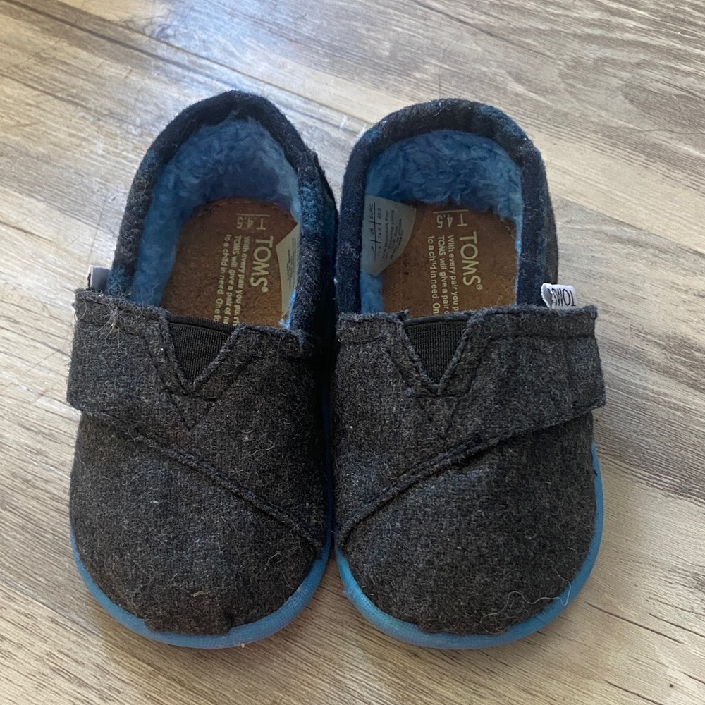 TOMS Kids Charcoal Slippers with Sky Blue Accents